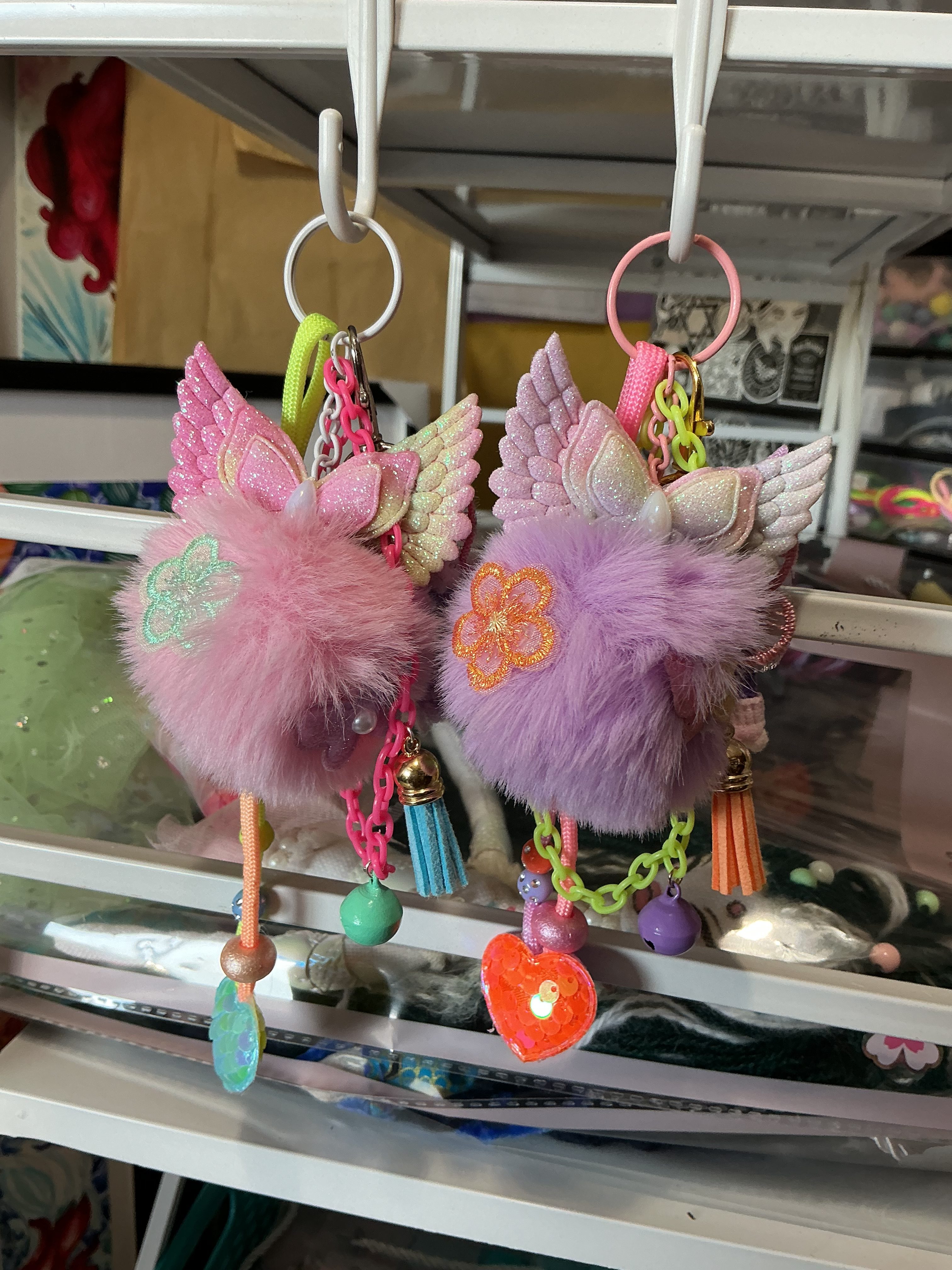 Mariposas de bolsillo: una tarde de creatividad entre pompones y flores